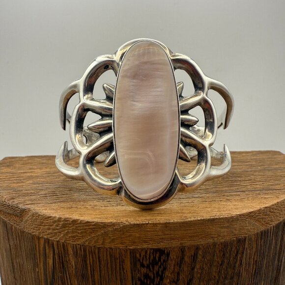 Navajo Sterling Silver Cuff – Pink Shell – Signed Francis L. Begay – Size 6.25" - Picture 1 of 6